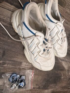 Adidas White Sneakers with Blue Accents - Athletic Style